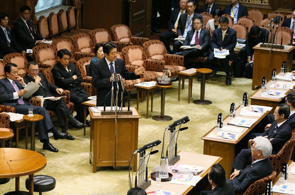 安倍总理出席了参议院预算委员会。