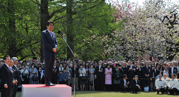 安倍总理在东京都内的新宿御苑举行了赏樱会。