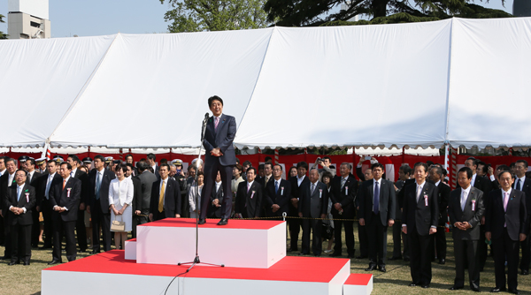 安倍总理在东京都内的新宿御苑举行了赏樱会。