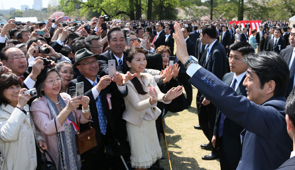 安倍总理在东京都内的新宿御苑举行了赏樱会。