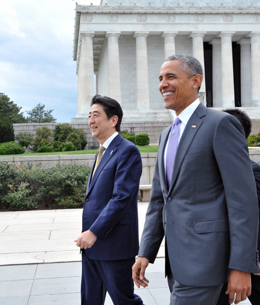 安倍总理在奥巴马总统的陪同下参观林肯纪念堂