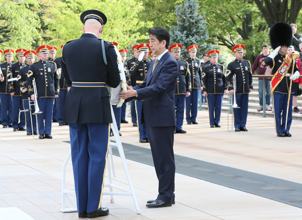 安倍总理访问阿灵顿国家公墓