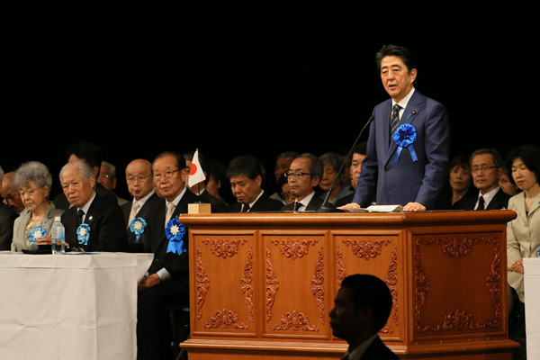 安倍总理出席了在日比谷公会堂举行的“绝不后退、决不放弃、坚持到底、救出全员！国民大集会”。