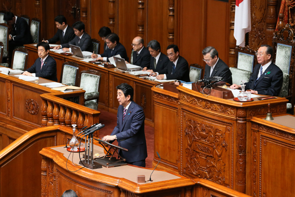 安倍总理出席了参议院全体会议。