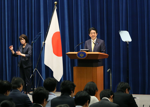 安倍总理在总理大臣官邸举行了记者招待会。