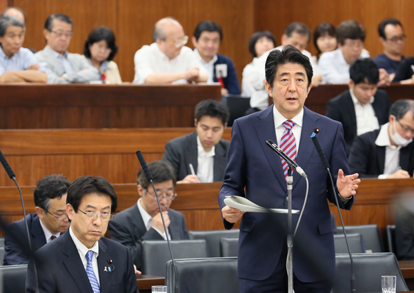 安倍总理出席了参议院厚生劳动委员会。