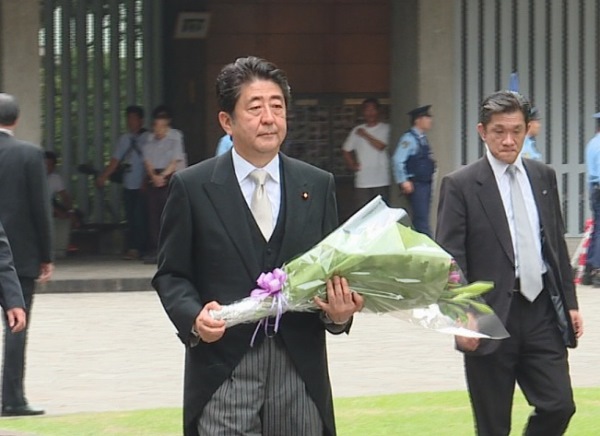 安倍总理出席了在千鸟之渊战殁者墓苑举行的祭拜仪式。