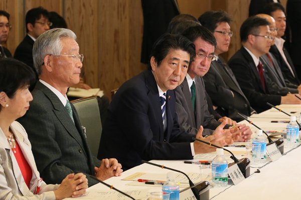 安倍总理在总理大臣官邸出席了第50次规制改革会议。