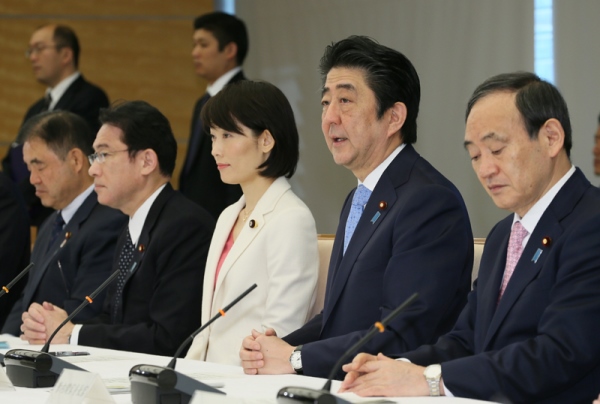 安倍总理在总理大臣官邸召开了第34次地球温暖化对策推进本部会议。