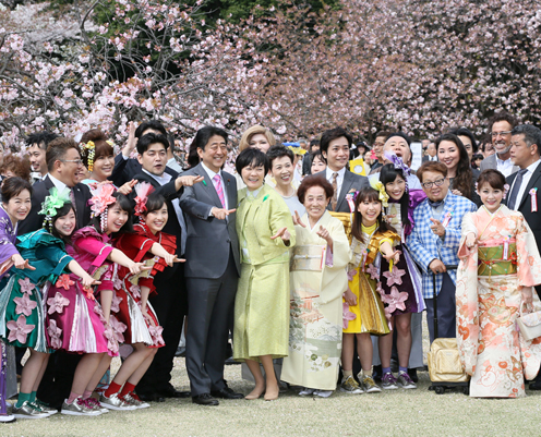 安倍总理在东京都内的新宿御苑举行了赏樱会。