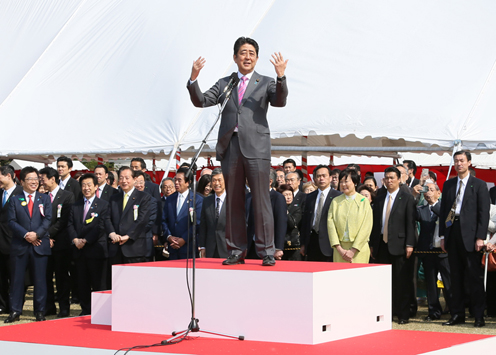 安倍总理在东京都内的新宿御苑举行了赏樱会。