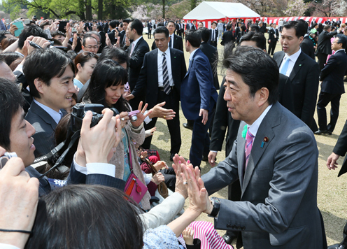 安倍总理在东京都内的新宿御苑举行了赏樱会。