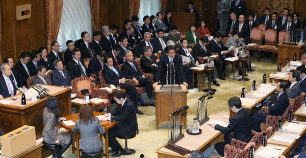 安倍总理出席了参议院预算委员会。