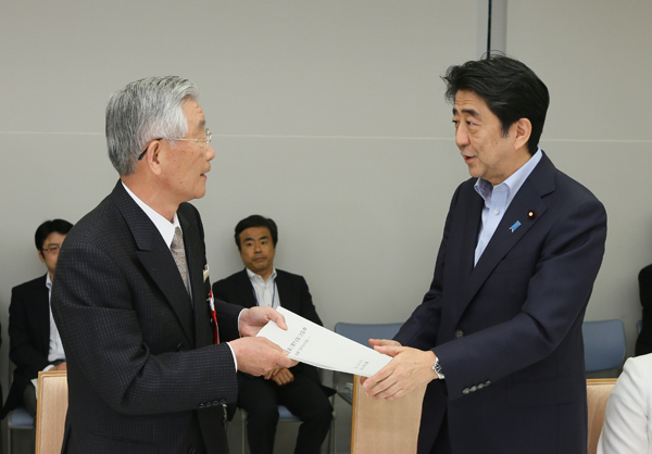 安倍总理在总理大臣官邸出席了规制改革会议。