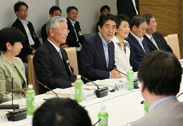 安倍总理在总理大臣官邸出席了规制改革会议。