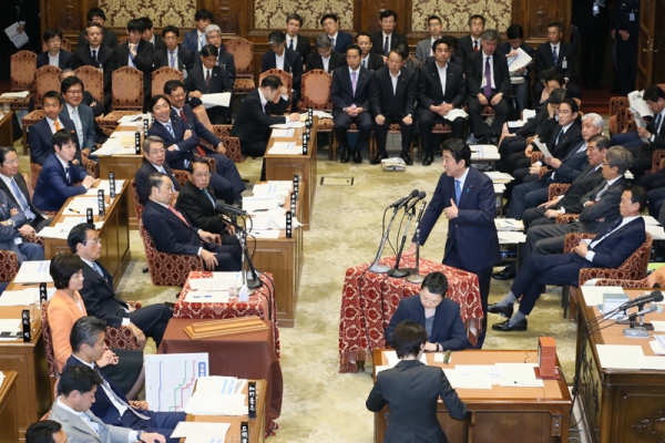 安倍总理出席了众议院预算委员会及全体会议。