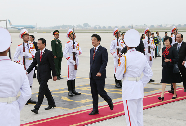 安倍总理访问了越南社会主义共和国的河内。