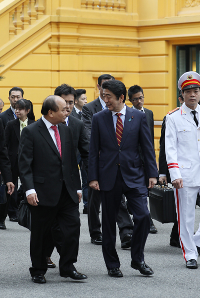 安倍总理访问了越南社会主义共和国的河内。