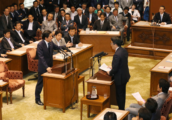 安倍总理在国家基本政策委员会两院联合审查会上进行了党首讨论。