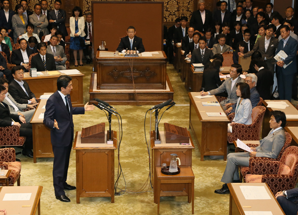 安倍总理在国家基本政策委员会两院联合审查会上进行了党首讨论。