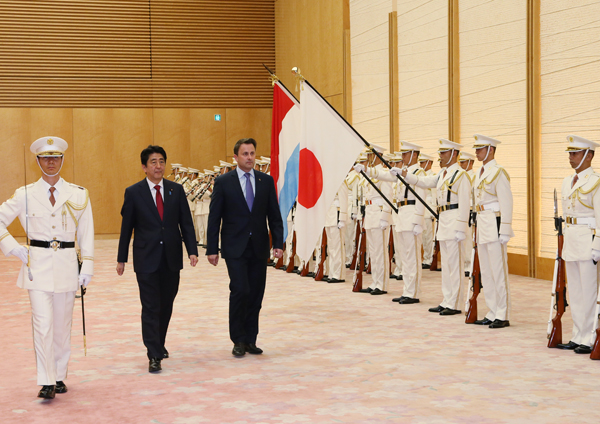 安倍总理在总理大臣官邸举行了日本和卢森堡首脑会谈等。