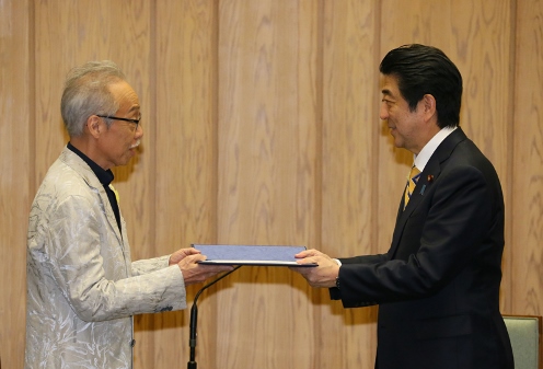 安倍总理在总理大臣官邸出席了“为了推进防止出狱重犯的国家・地方・民间会议”。