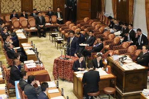 安倍总理出席了众议院预算委员会。