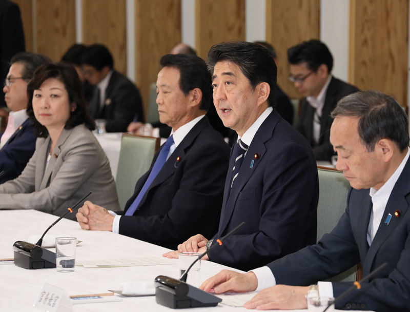 安倍总理在总理大臣官邸出席了政府执政党联络会议。