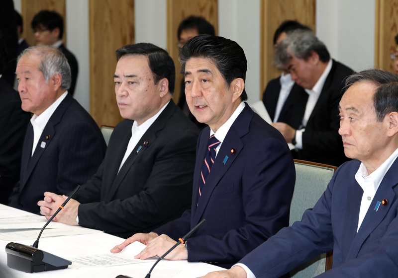 安倍总理在总理大臣官邸召开了有关行政文件管理方式等的阁僚会议。