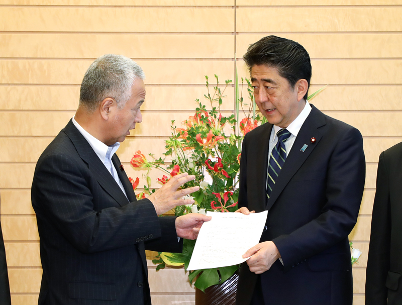 安倍总理在总理大臣官邸接收了自由民主党行政改革推进本部的建议。