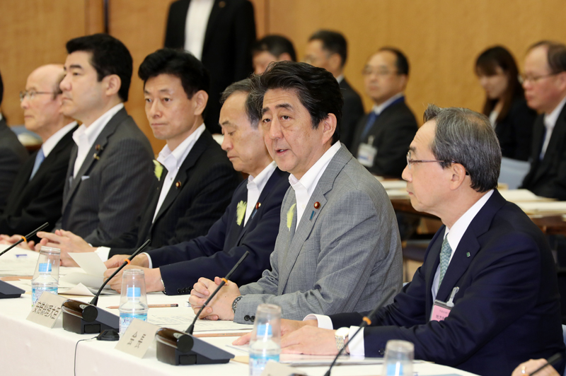 安倍总理在总理大臣官邸出席了第32次地方制度调查会。