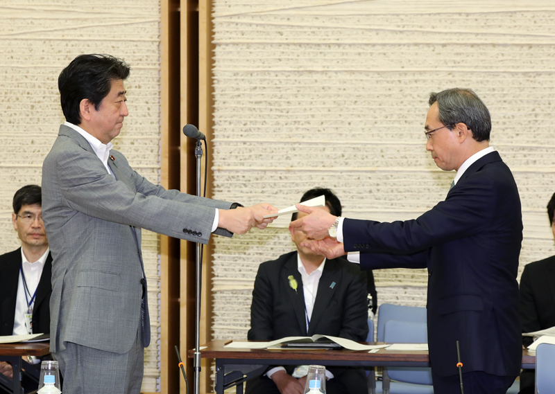 安倍总理在总理大臣官邸出席了第32次地方制度调查会。