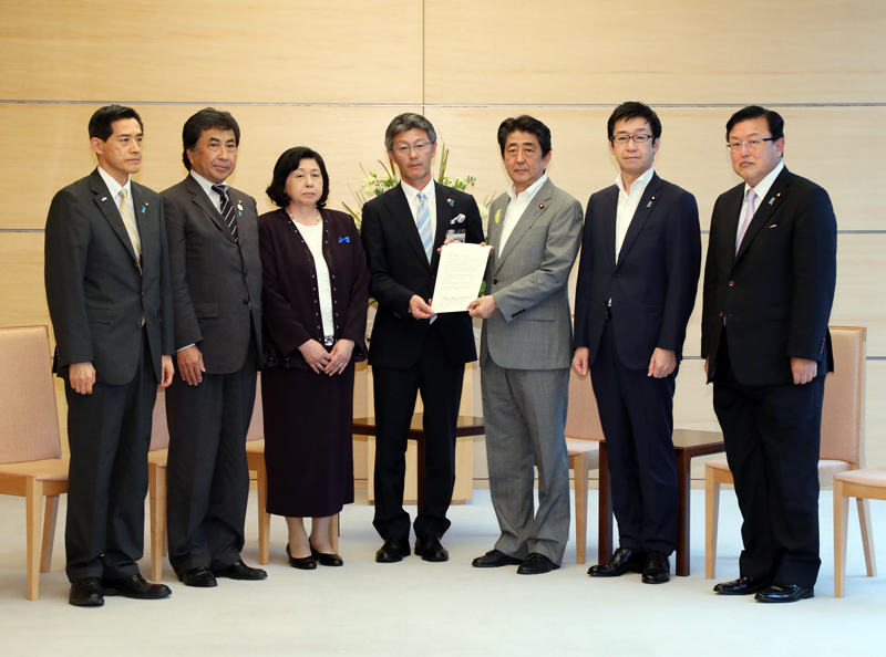 安倍总理在总理大臣官邸与被北朝鲜绑架受害者相关市联络会（柏崎市市长、佐渡市市长、小滨市市长）及曾我瞳女士进行了会面。