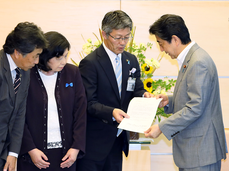 安倍总理在总理大臣官邸与被北朝鲜绑架受害者相关市联络会（柏崎市市长、佐渡市市长、小滨市市长）及曾我瞳女士进行了会面。