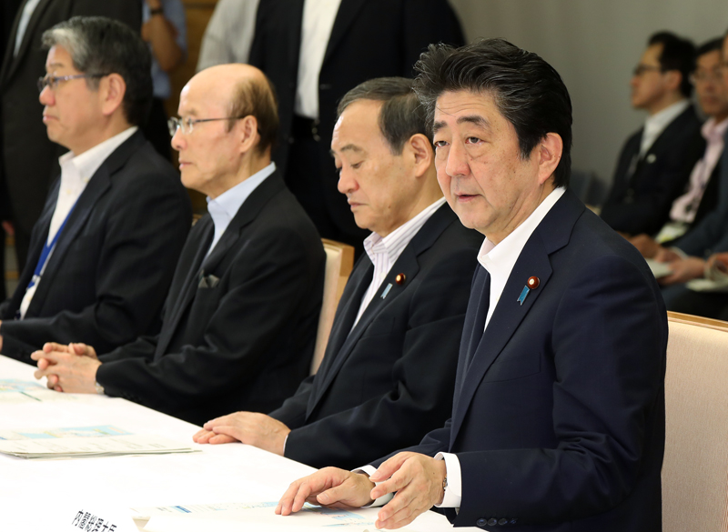 安倍总理在总理大臣官邸召开了有关从7月5日起大雨的相关阁僚会议。