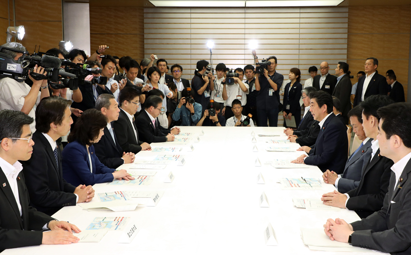 安倍总理在总理大臣官邸召开了有关从7月5日起大雨的相关阁僚会议。