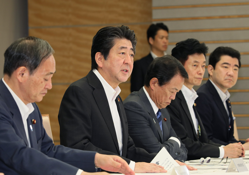 安倍总理在总理大臣官邸召开了2018年7月暴雨严重灾害对策本部会议（第1次）。