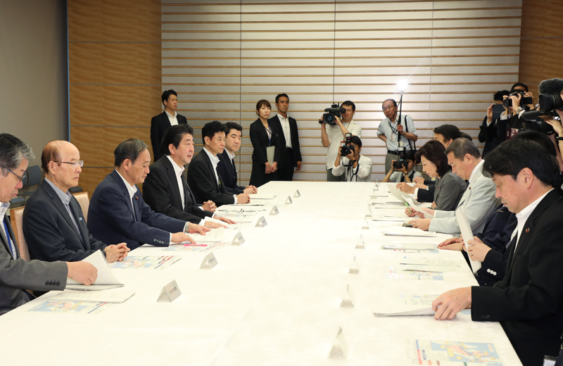 安倍总理在总理大臣官邸召开了2018年7月暴雨严重灾害对策本部会议（第1次）。