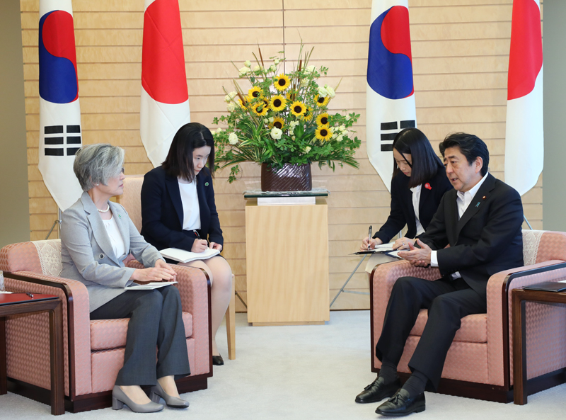 安倍总理在总理大臣官邸接受了大韩民国外交部长康京和的拜会。