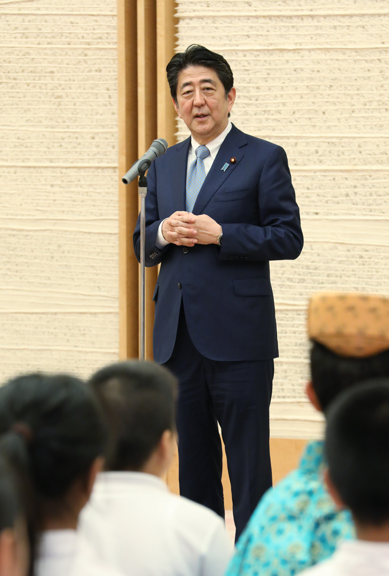 安倍总理在总理大臣官邸接受了第57届冲绳小记者团和第35届函馆小记者团的拜访。