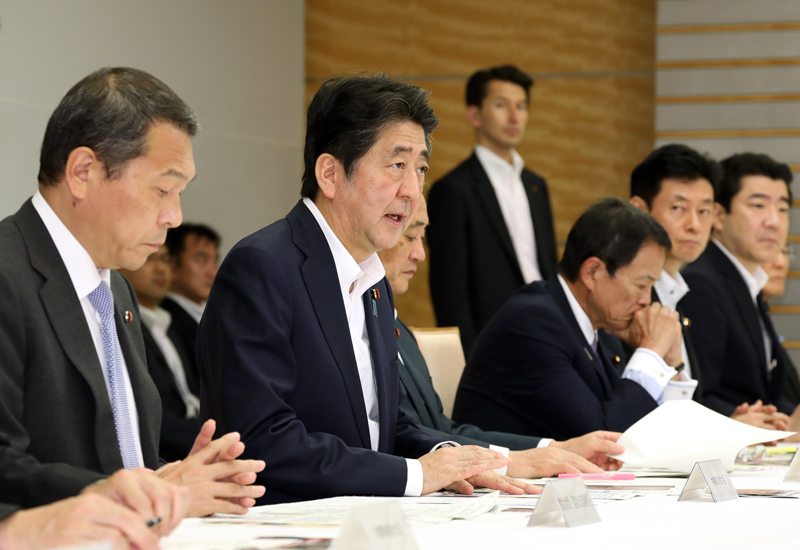 安倍总理在总理大臣官邸召开了2018年7月暴雨严重灾害对策本部会议（第16次）。