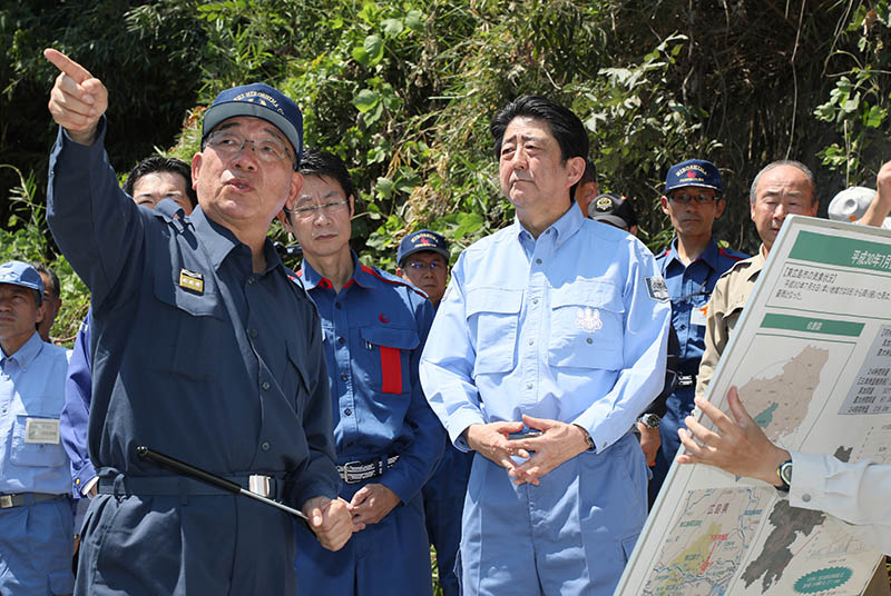 安倍总理为了视察2018年7月暴雨造成的灾害状况访问了广岛县。