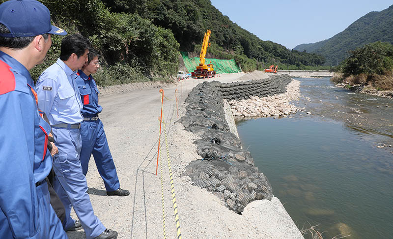 安倍总理为了视察2018年7月暴雨造成的灾害状况访问了广岛县。