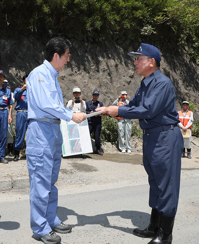 安倍总理为了视察2018年7月暴雨造成的灾害状况访问了广岛县。