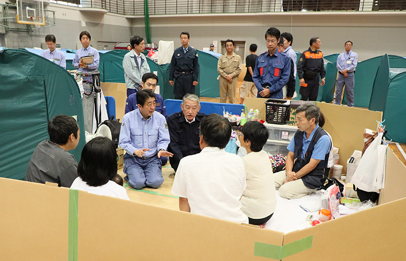 安倍总理为了视察2018年7月暴雨造成的灾害状况访问了广岛县。