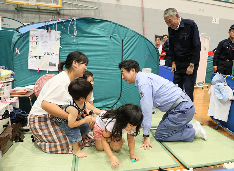 安倍总理为了视察2018年7月暴雨造成的灾害状况访问了广岛县。