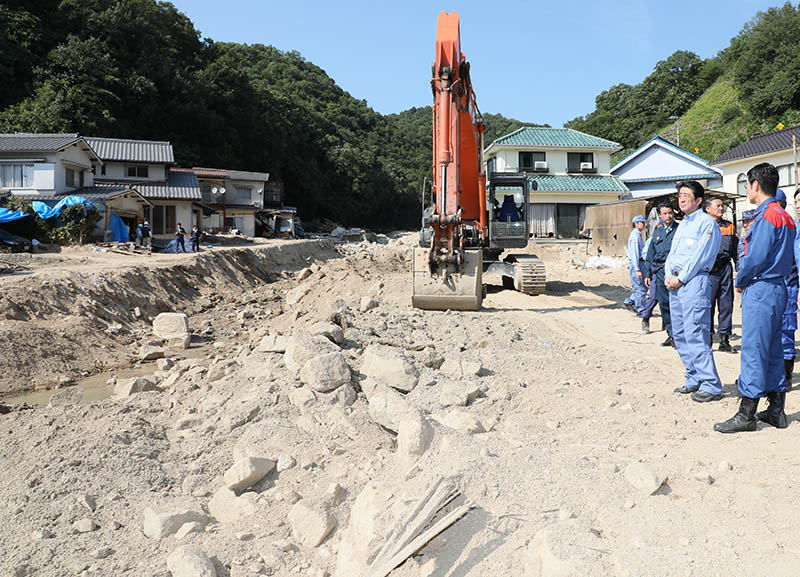 安倍总理为了视察2018年7月暴雨造成的灾害状况访问了广岛县。