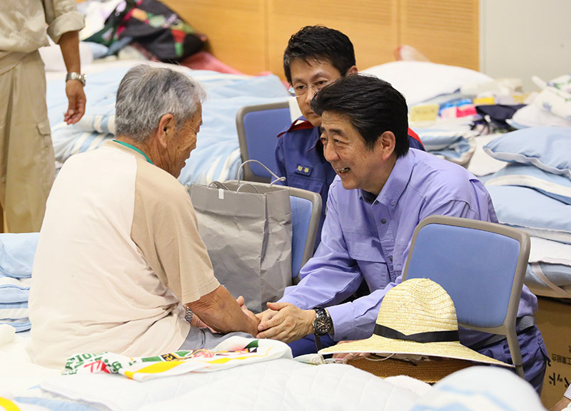 安倍总理为了视察2018年7月暴雨造成的灾害状况访问了广岛县。