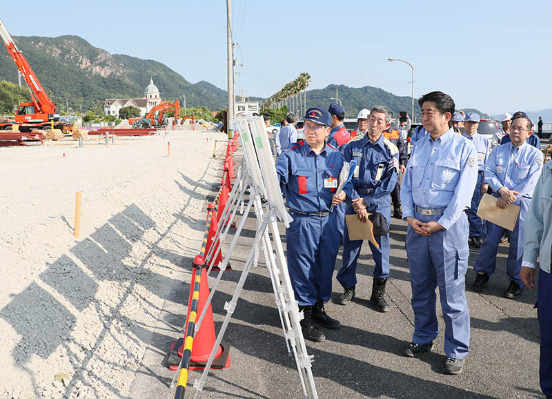 安倍总理为了视察2018年7月暴雨造成的灾害状况访问了广岛县。