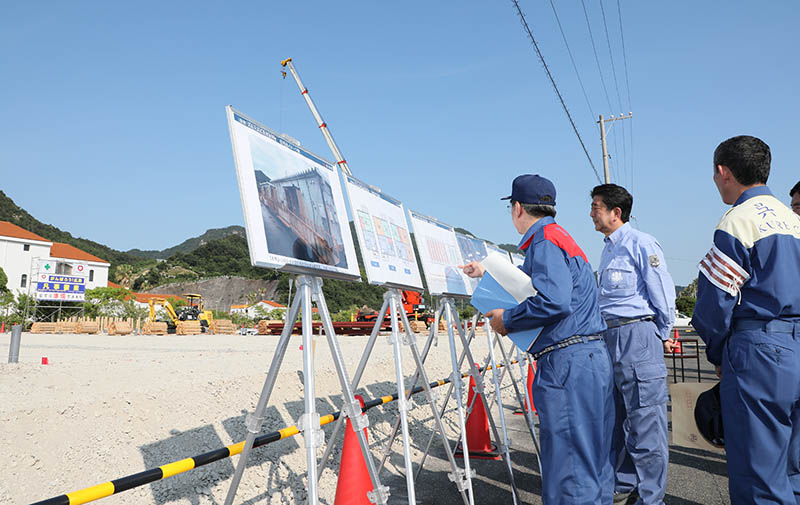 安倍总理为了视察2018年7月暴雨造成的灾害状况访问了广岛县。